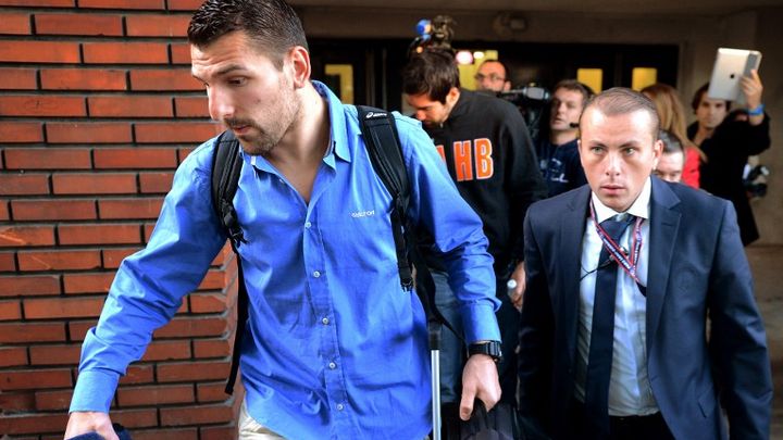 Le gardien slov&egrave;ne du club de Montpellier, Primoz Prost, lors de son interpellation, le 30 septembre 2012, &agrave; l'issue de la rencontre PSG - Montpellier au stade&nbsp;Pierre de Coubertin, &agrave; Paris.&nbsp; (FRANCK FIFE / AFP)