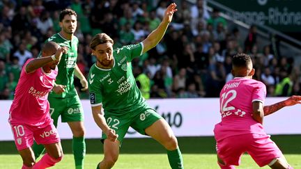 Le Stéphanois Victor Lobry à la lutte avec deux joueurs du Paris FC, le 15 octobre 2022 à Geoffroy-Guichard.&nbsp; (MAXPPP)