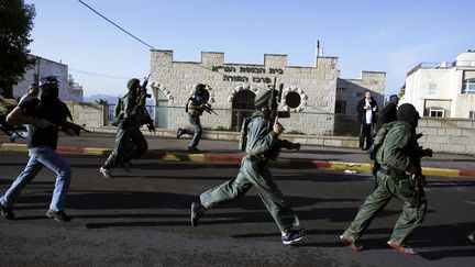 Des agents de s&eacute;curit&eacute; isra&eacute;liens aux abords d'une synagogue attaqu&eacute;e, mardi 18 novembre 2014, &agrave; J&eacute;rusalem (Isra&euml;l). (RONEN ZVULUN / REUTERS)