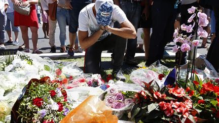 Sur la promenade des Anglais à Nice, les premiers bouquets de fleurs et des messages affluent ce vendredi 15 Juillet en hommage aux victimes de l'attentat. Des Niçois, mais aussi des étrangers choqués viennent se recueillir sur les lieux de l'attentat qui a fait des dizaines de morts. «Afin de ne pas gêner le travail des enquêteurs», la préfecture de Nice a annoncé que certaines plages et bords de mer sont inaccessibles temporairement. (Photo Reuters/Pascal Rossignol)