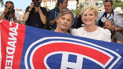 Viggo Mortensen et Kirsten Dunst posent avec le drapeau des hockeyeurs de Montréal
 (AFP)