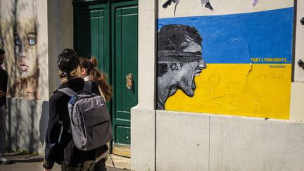 Une fresque sur un mur du quartier de la Butte aux Cailles à Paris, en février 2022. (J-F ROLLINGER / ONLY FRANCE / AFP)