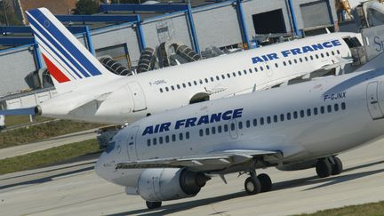 Des avions Air France sur l'aéroport de Roissy Charles de Gaulle. (JACK GUEZ / AFP)