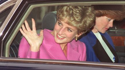 La princesse Diana salue la foule &agrave; son arriv&eacute;e &agrave; la Cit&eacute; de la musique &agrave; Paris, le 14 novembre 1992. (JOEL ROBINE / AFP)