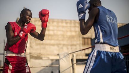 18 ans, haletant, le maillot rouge trempé de sueur, reprend son souffle. Qu’il gagne ou perde, peu importe, l’important est de participer à ce «combat pour la paix». ( MARCO LONGARI / AFP)