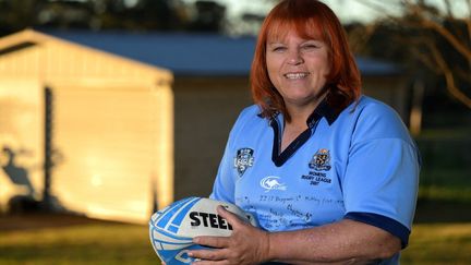 L'ancienne joueuse de rugby Caroline Layt, dans le jardin de sa maison à Sydney (Australie), le 22 juin 2022. (SAEED KHAN / AFP)