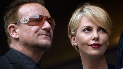 Le chanteur de U2, Bono, et l'actrice sud-africaine Charlize Theron &eacute;taient &eacute;galement pr&eacute;sents aux c&ocirc;t&eacute;s des dirigeants du monde entier pour rendre un dernier hommage au prix Nobel de la paix. (ODD ANDERSEN / AFP)