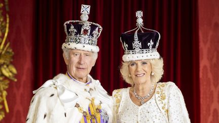 Le premier portrait officiel de Charles III et son épouse, Camilla, depuis leur couronnement, dévoilé lundi 8 mai 2023 par la famille royale. (HUGO BURNAND/AP/SIPA / SIPA)