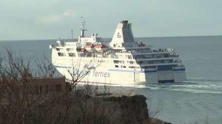 Depuis deux ans, épidémie du Covid-19 oblige, beaucoup ont dû renoncer à leur voyage en Algérie. Face à l'explosion de la demande pour la saison estivale, acheter un billet pour un ferry est devenu un véritable parcours du combattant.&nbsp; (FRANCE 2)