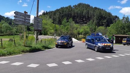 Les gendarmes bouclent le secteur des Plantiers (Gard),&nbsp;lors de la recherche de l'auteur présumé du double homicide dans une scierie. Photo d'illustration. (PHILIPPE THOMAIN / RADIO FRANCE)