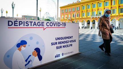 Une affiche sur le dépistage du Covid-19 à Nice, dans les Alpes-Maritimes, le 8 mars 2021. (ARIE BOTBOL / HANS LUCAS / AFP)