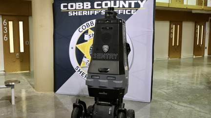 Un des trois "sentry robots" de la prison de Cobb, en Géorgie, aux États-Unis. (CAPTURE D'ECRAN X / COBB CONUTY SHERIFF’S OFFICE)