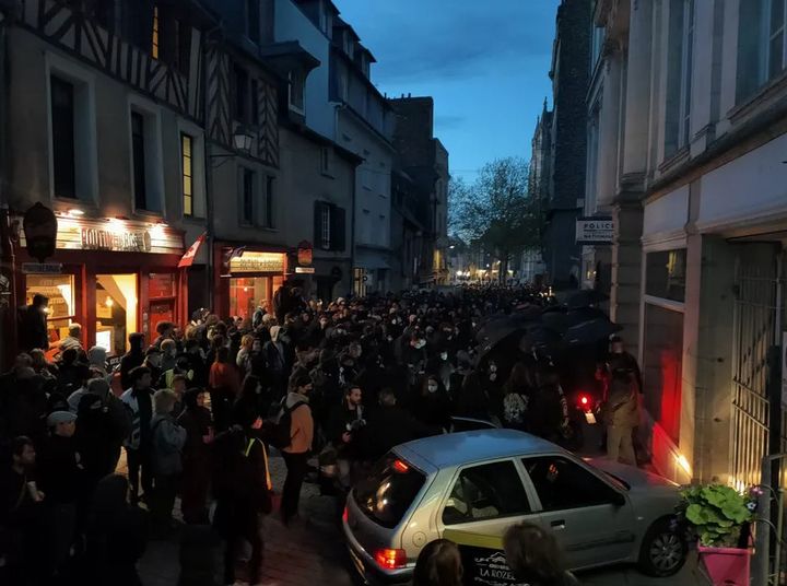 Les manifestants se sont arrêtés dans le centre historique de Rennes (Ille-et-Vilaine) devant le commissariat de la rue de Penhoët, le 10 avril 2022. (FRANCE BLEU ARMORIQUE)