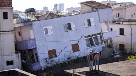 Un bâtiment effondré à cause du séisme dans la ville de Durrës, dans l'ouest de l'Albanie, le 27 novembre 2019. (ARMEND NIMANI / AFP)