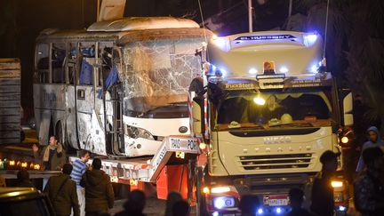 Le bus de touristes qui a été la cible d'une attaque meurtrière à&nbsp;Gizeh (Egypte), le 28 décembre 2018. (MOHAMED EL-SHAHED / AFP)