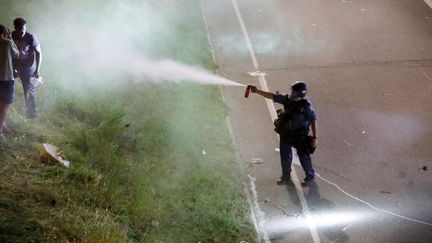 Un policier envoie du gaz lacrymogène pour disperser les manifestants, après un rassemblement le 9 juillet 2016 à St. Paul, dans le Minnesota.&nbsp; (ADAM BETTCHER / REUTERS)