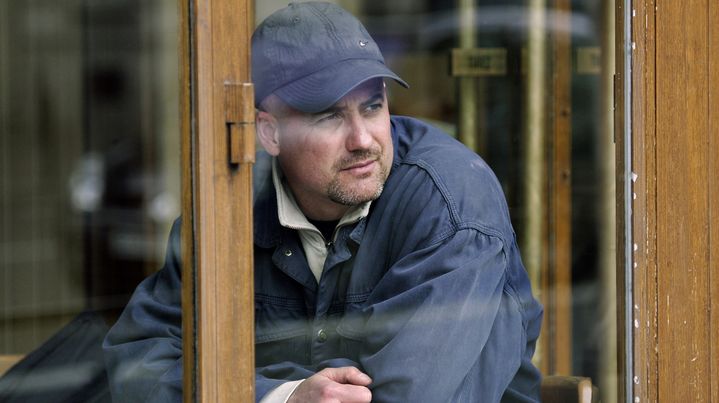 Pierre Martinet, au moment de la sortie de son livre "DGSE, service Action : un agent sort de l'ombre", le 26 avril 2005 &agrave; Paris. (JOEL SAGET / AFP)