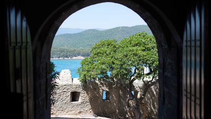 L'entrée du fort de Brégançon photographiée le 20 juin 2014.&nbsp; (BERTRAND LANGLOIS / AFP)