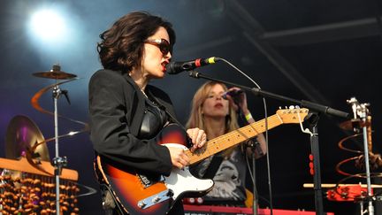 Solo de guitare et lunettes noires pour un début de concert enragé. Anna Calvi joue en trio sur scène avec un son très brut qui lui va divinement bien. 
 (Olivier Flandin FTV)