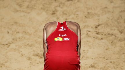 L'Am&eacute;ricain Nick Lucena r&eacute;agit apr&egrave;s avoir perdu en finale du championnat du monde de beach volley &agrave; Brasilia (Br&eacute;sil), le 22 avril 2012. (UESLEI MARCELINO / REUTERS)