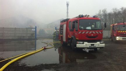 &nbsp; (Des dizaines de pompiers ont été mobilisés mardi pour éteindre l'incendie à Vendin-le-Vieil © RADIO FRANCE/Claire Mesureur)