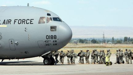 Des soldats américains partent pour l'Afghanistan à partir de la base de Manas, au Kirghizstan. (VLADIMIR PIROGOV / REUTERS)