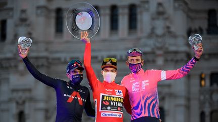 Qui succèdera à Primoz Roglic, ici entouré de Richard Carapaz (à g.) et de Hugh Carthy (à dr.) sur le podium de l'édition 2020 de la Vuelta ? (OSCAR DEL POZO / AFP)