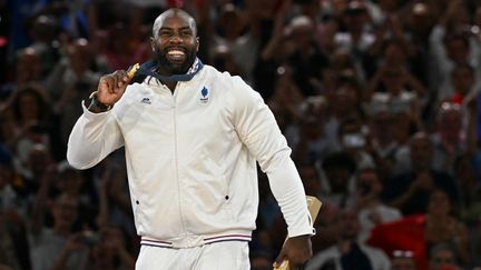 Teddy Riner avec sa médaille d'or, son troisième titre olympique en individuel, la quatrième breloque de sa carrière, le 2 août 2024, à l'Arena Champ-de-Mars. (LUIS ROBAYO / AFP)