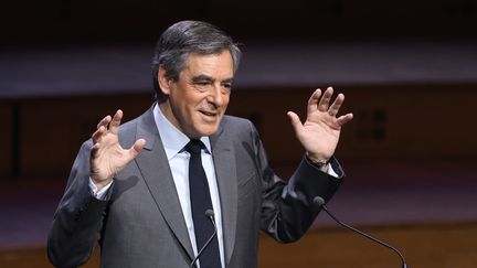 François Fillon, ici devant les maires de France mercredi 22 mars, est passé aux attaques nominatives contre François Hollande le lendemain. (MAXPPP)