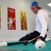 Le skieur autrichien Max Franz joue au billard dans le village olympique de Sotchi, le 4 f&eacute;vrier 2014. (KAI PFAFFENBACH / REUTERS)