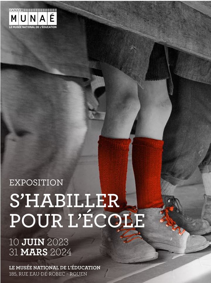 Affiche de l'exposition "S'habiller pour l'école" au musée de l'Education à Rouen. (MUSEE DE L'EDUCATION ROUEN)