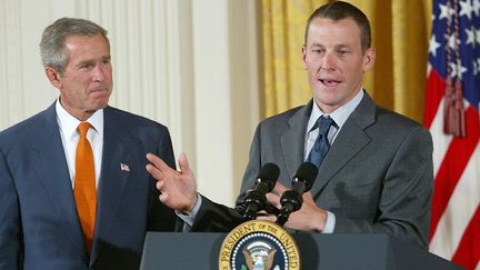 Lance Armstrong à la Maison Blanche avec le président des Etats-Unis George W. Bush, en 2002. (TIM SLOAN / AFP)