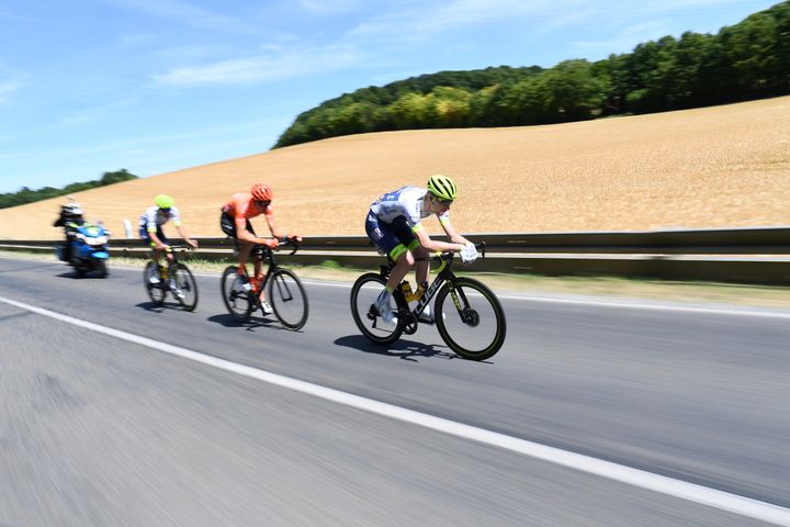 Yoann Offredo en compagnie de son équipier Frederik Backaert et de Michael Schär (CCC) lors du Tour de France 2019. (ANNE-CHRISTINE POUJOULAT / AFP)