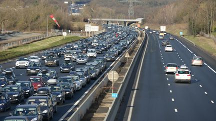 Des voitures sont coincées dans les embouteillages sur l'autoroute A43 à Saint-Quentin-Fallavier (Isère), le 14 février 2015. (MOURAD ALLILI / CITIZENSIDE.COM / AFP)