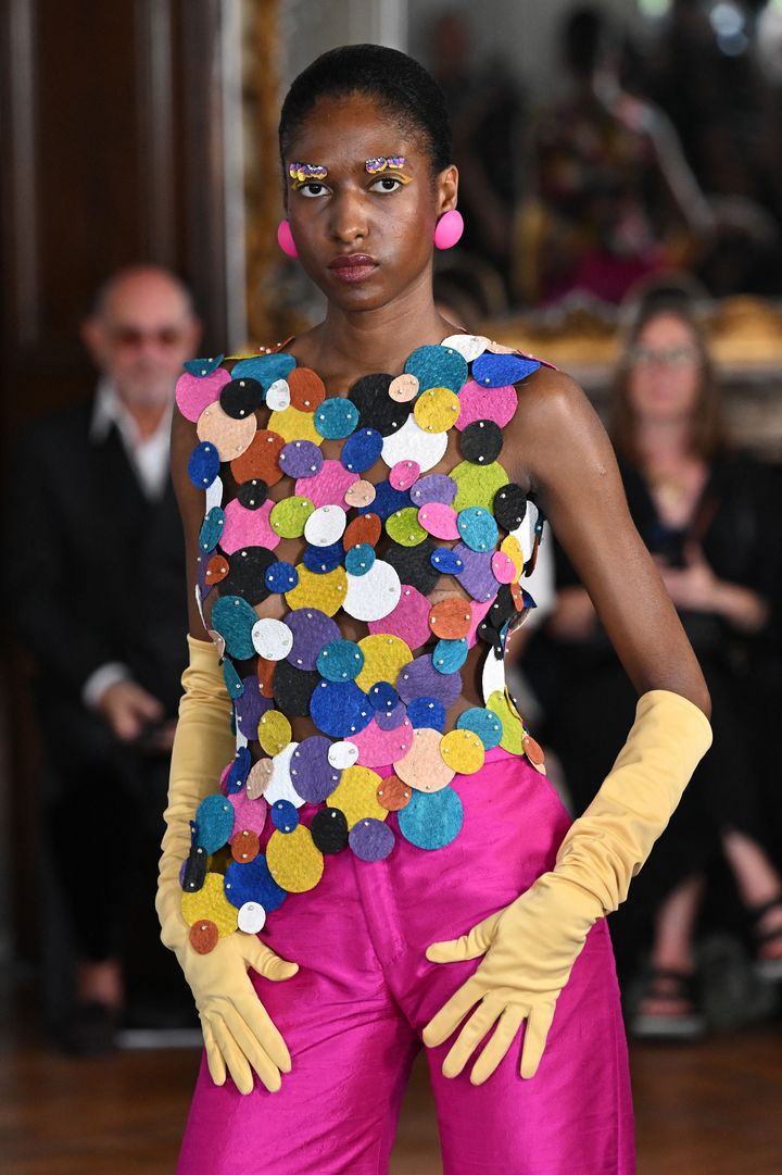 Imane Ayissi haute couture automne-hiver 2023-24 à la semaine de la mode, le 6 juillet 2023. (BERTRAND GUAY / AFP)