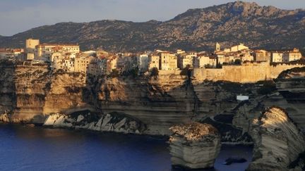 Les maisons bonifaciennes surplombent la mer méditerranée à 60 mètres de hauteur
 (MOIRENC CAMILLE / AFP)