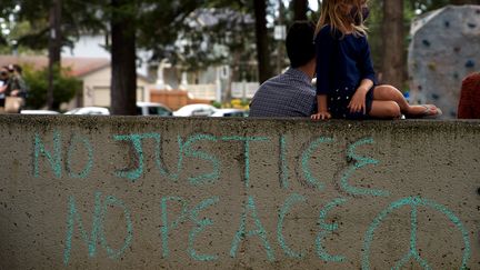 Des milliers de personnes se sont réunies dans un parc à l'est de Portland dans l'Oregon pour une 100e nuit de manifestation contre les brutalités policières envers les Afro-Américains, le 5 septembre 2020. (ALLISON DINNER / AFP)