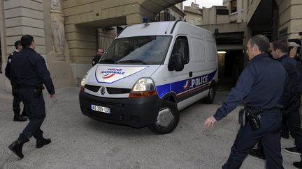 Le v&eacute;hicule transportant Nicolas Blondiau arrive au tribunal de N&icirc;mes, le 16 d&eacute;cembre 2013. (PASCAL GUYOT / AFP)