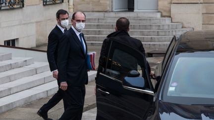 Le Premier ministre Jean Castex et le ministre de la Santé Olivier Véran à la sortie du conseil des ministres, à l'Elysée, à Paris, le 10 mars 2021. (ANDREA SAVORANI NERI / NURPHOTO / AFP)