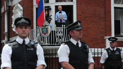 Julian Assange sur le balcon de l'ambassade d'Equateur à Londres, le 19 août 2012. (CARL COURT / AFP)