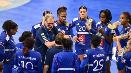 Olivier Krumbholz et ses joueuses lors de leur deuxième match de préparation contre la Norvège, le 6 juin à Pau. (Loic Cousin/Icon Sport/Equipe de France de handball)