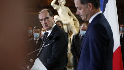 Le Premier ministre français Jean Castex accompagné du Premier ministre Belge Alexander De Croo, à Bruxelles, le 22 novembre 2021. (VALERIA MONGELLI / HANS LUCAS / AFP)