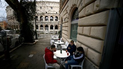 Des clients d'un bar près du Colisée, assis en terrasse, lundi 1er février. (FILIPPO MONTEFORTE / AFP)