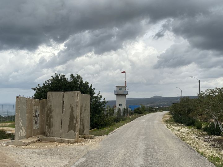 The Israeli border seen from the base of the United Nations Interim Force in Lebanon (UNIFIL), in Naqoura, January 13, 2024. (RAPHAEL GODET / FRANCEINFO)