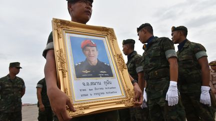 Le 5 juillet, un plongeur thaïlandais meurt&nbsp;lors d'une mission d'approvisionnement. Sur le chemin du retour, il perd connaissance après avoir épuisé l'oxygène de sa bouteille. (PANUMAS SANGUANWONG / AFP)