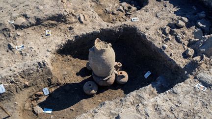 Une urne funéraire trouvée à Narbonne, sur le site d'une nécropole romaine unique qui vient d'être découverte (7 octobre 2019) (ERIC CABANIS / AFP)