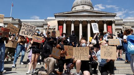 Sur la place de Trafalgar, à Londres, les manifestants demandent "justice" pour George Floyd et s'agenouillent pour protester contre sa mort, le 31 mai 2020.&nbsp; (JOHN SIBLEY / REUTERS)