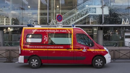 Un camion de pompiers devant la gare Montparnasse, à Paris, le 27 avril 2017. (JACQUES LOIC / AFP)