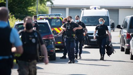 Des gendarmes se préparent à quitter le poste de commandement pour partir à la recherche de Terry Dupin, le 30 mai 2021 à La Bachellerie (Dordogne). (ROMAIN LONGIERAS / HANS LUCAS)