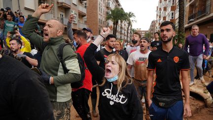 Des habitants de Paiporta (Espagne) expriment leur colère lors d'une visite de dirigeants politiques après les inondations meurtrières, le 3 novembre 2024. (MANAURE QUINTERO / AFP)